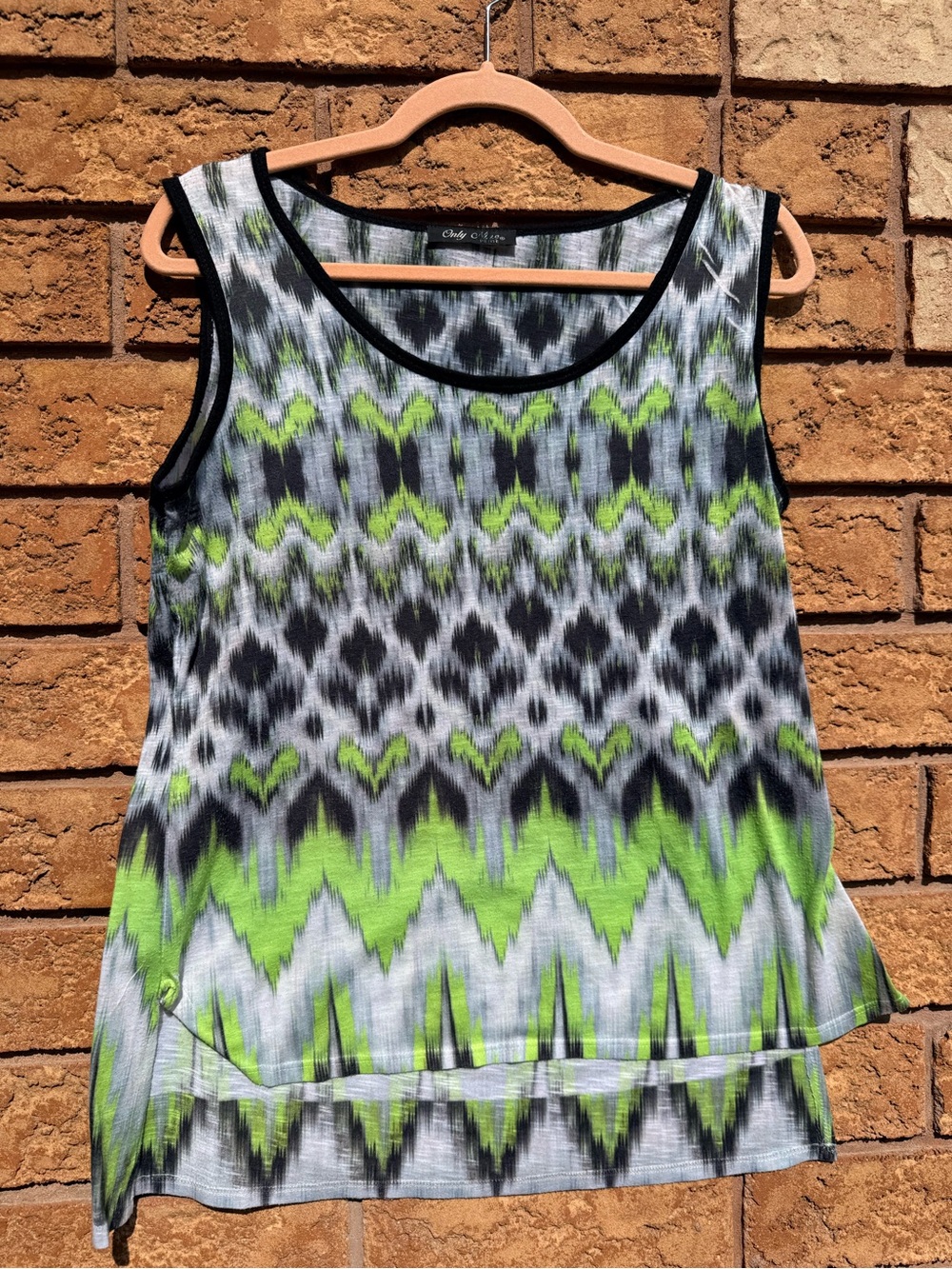 💫10/$25 • Only Nine Petite Abstract Print Scoopneck Tank